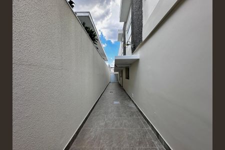 Casa à venda com 430m², 4 quartos e 6 vagas Casa à venda com 430m², 4 quartos e 6 vagasCorredor Lateral