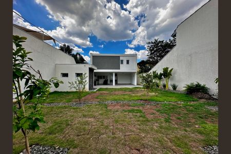 Casa à venda com 430m², 4 quartos e 6 vagas Casa à venda com 430m², 4 quartos e 6 vagasQuintal