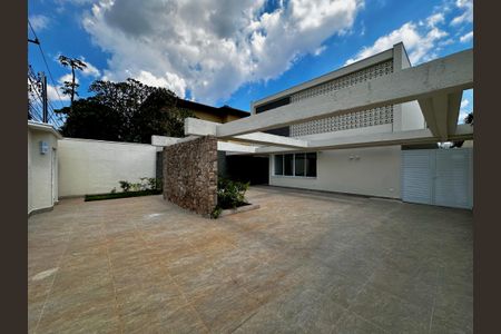 Casa à venda com 430m², 4 quartos e 6 vagas Casa à venda com 430m², 4 quartos e 6 vagasGaragem