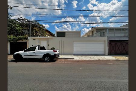 Casa à venda com 430m², 4 quartos e 6 vagas Casa à venda com 430m², 4 quartos e 6 vagasFachada