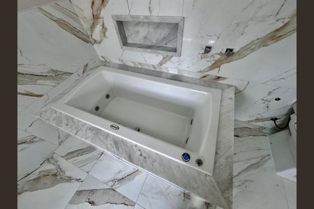 Casa à venda com 430m², 4 quartos e 6 vagas Casa à venda com 430m², 4 quartos e 6 vagasBanheiro Suíte 1