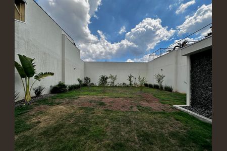 Casa à venda com 430m², 4 quartos e 6 vagas Casa à venda com 430m², 4 quartos e 6 vagasQuintal