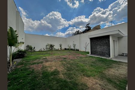 Casa à venda com 430m², 4 quartos e 6 vagas Casa à venda com 430m², 4 quartos e 6 vagasQuintal