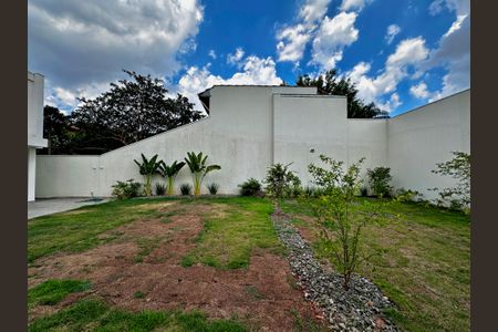 Casa à venda com 430m², 4 quartos e 6 vagas Casa à venda com 430m², 4 quartos e 6 vagasQuintal