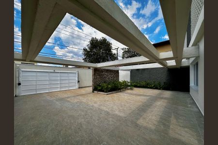 Casa à venda com 430m², 4 quartos e 6 vagas Casa à venda com 430m², 4 quartos e 6 vagasGaragem