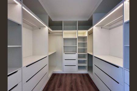 Casa à venda com 430m², 4 quartos e 6 vagas Casa à venda com 430m², 4 quartos e 6 vagasCloset Suíte 4