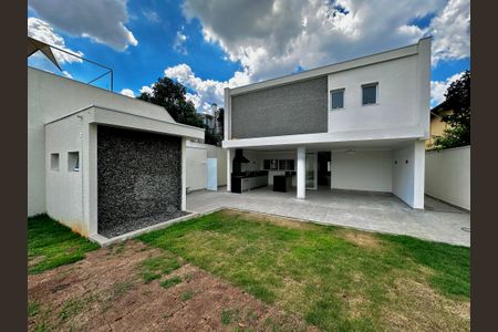Casa à venda com 430m², 4 quartos e 6 vagas Casa à venda com 430m², 4 quartos e 6 vagasQuintal