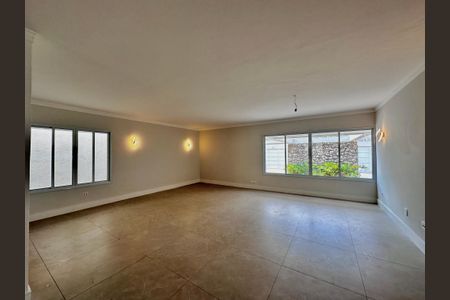 Casa à venda com 430m², 4 quartos e 6 vagas Casa à venda com 430m², 4 quartos e 6 vagasSala