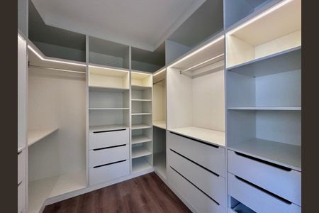 Casa à venda com 430m², 4 quartos e 6 vagas Casa à venda com 430m², 4 quartos e 6 vagasCloset Suíte 4