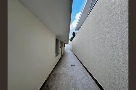 Casa à venda com 430m², 4 quartos e 6 vagas Casa à venda com 430m², 4 quartos e 6 vagasCorredor Lateral