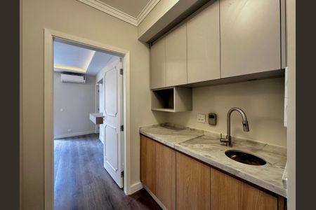 Casa à venda com 430m², 4 quartos e 6 vagas Casa à venda com 430m², 4 quartos e 6 vagasCorredor Suítes