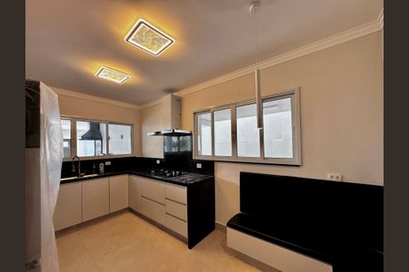 Casa à venda com 430m², 4 quartos e 6 vagas Casa à venda com 430m², 4 quartos e 6 vagasCozinha