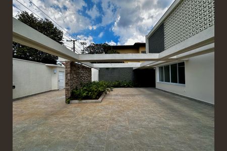 Casa à venda com 430m², 4 quartos e 6 vagas Casa à venda com 430m², 4 quartos e 6 vagasGaragem