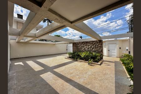 Casa à venda com 430m², 4 quartos e 6 vagas Casa à venda com 430m², 4 quartos e 6 vagasGaragem