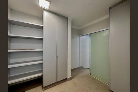 Casa à venda com 430m², 4 quartos e 6 vagas Casa à venda com 430m², 4 quartos e 6 vagasÁrea de Serviço
