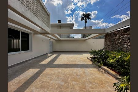 Casa à venda com 430m², 4 quartos e 6 vagas Casa à venda com 430m², 4 quartos e 6 vagasGaragem