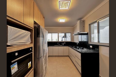 Casa à venda com 430m², 4 quartos e 6 vagas Casa à venda com 430m², 4 quartos e 6 vagasCozinha