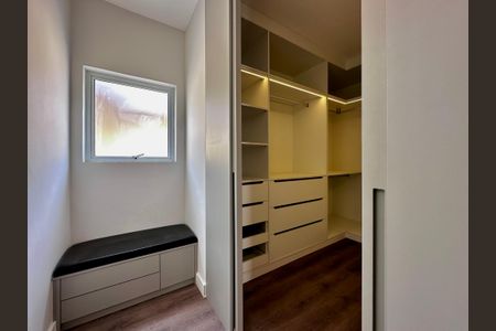 Casa à venda com 430m², 4 quartos e 6 vagas Casa à venda com 430m², 4 quartos e 6 vagasCloset Suíte 4