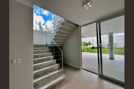 Casa à venda com 430m², 4 quartos e 6 vagas Casa à venda com 430m², 4 quartos e 6 vagasEscadas