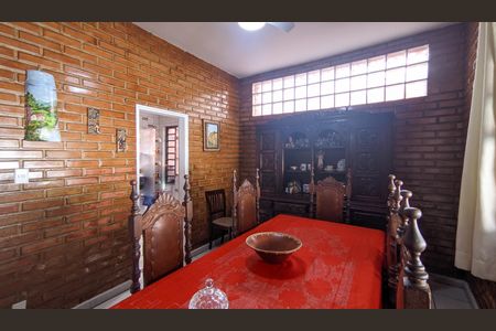 Casa à venda com 300m², 5 quartos e 4 vagas Casa à venda com 300m², 5 quartos e 4 vagasSala de Jantar