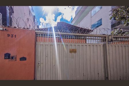 Casa à venda com 300m², 5 quartos e 4 vagas Casa à venda com 300m², 5 quartos e 4 vagasFachada