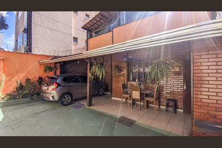 Casa à venda com 300m², 5 quartos e 4 vagas Casa à venda com 300m², 5 quartos e 4 vagasGaragem