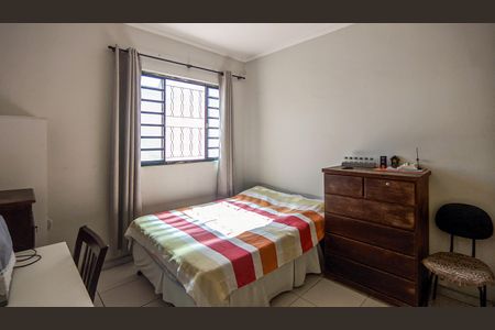 Casa à venda com 300m², 5 quartos e 4 vagas Casa à venda com 300m², 5 quartos e 4 vagasQuarto