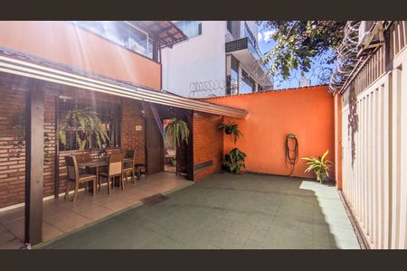 Casa à venda com 300m², 5 quartos e 4 vagas Casa à venda com 300m², 5 quartos e 4 vagasGaragem