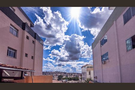 Casa à venda com 300m², 5 quartos e 4 vagas Casa à venda com 300m², 5 quartos e 4 vagasCobertura