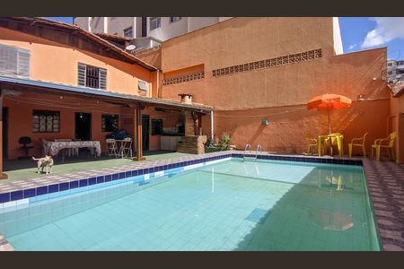 Casa à venda com 300m², 5 quartos e 4 vagas Casa à venda com 300m², 5 quartos e 4 vagasPiscina