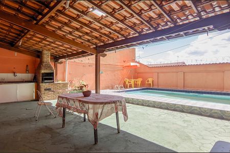 Casa à venda com 300m², 5 quartos e 4 vagas Casa à venda com 300m², 5 quartos e 4 vagasPiscina