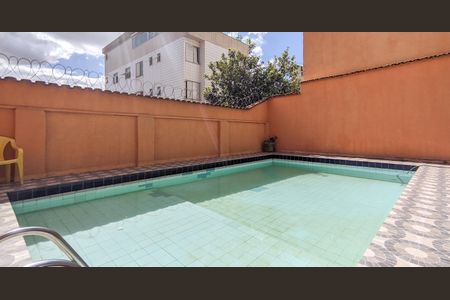 Casa à venda com 300m², 5 quartos e 4 vagas Casa à venda com 300m², 5 quartos e 4 vagasPiscina