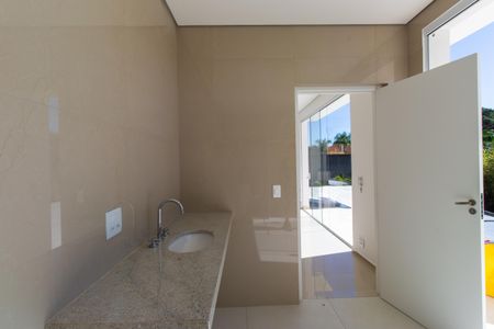 Casa de condomínio para alugar com 300m², 2 quartos e 4 vagasBanheiro da Suíte 1