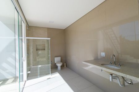 Casa de condomínio para alugar com 300m², 2 quartos e 4 vagasBanheiro da Suíte 1