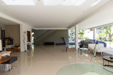 Casa de condomínio para alugar com 300m², 2 quartos e 4 vagasSala
