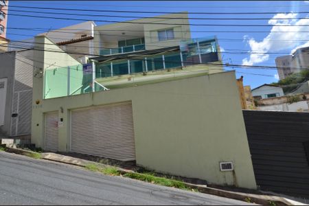 Casa à venda com 330m², 4 quartos e 3 vagas Casa à venda com 330m², 4 quartos e 3 vagasFachada