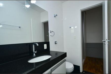 Casa à venda com 330m², 4 quartos e 3 vagas Casa à venda com 330m², 4 quartos e 3 vagasBanheiro suite2