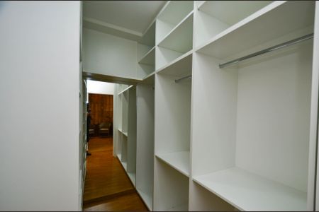 Casa à venda com 330m², 4 quartos e 3 vagas Casa à venda com 330m², 4 quartos e 3 vagasSuite master/ closet