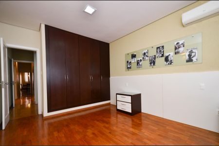 Casa à venda com 330m², 4 quartos e 3 vagas Casa à venda com 330m², 4 quartos e 3 vagasSuite master