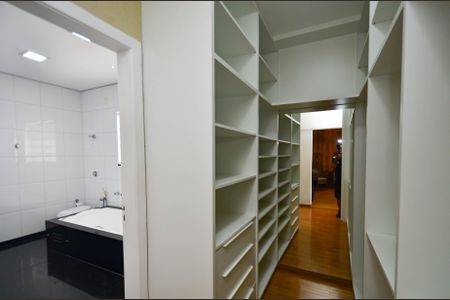 Casa à venda com 330m², 4 quartos e 3 vagas Casa à venda com 330m², 4 quartos e 3 vagasSuite master/ closet