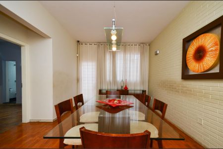 Casa à venda com 330m², 4 quartos e 3 vagas Casa à venda com 330m², 4 quartos e 3 vagasSala jantar