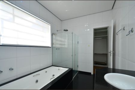 Casa à venda com 330m², 4 quartos e 3 vagas Casa à venda com 330m², 4 quartos e 3 vagasBanheiro suite Master