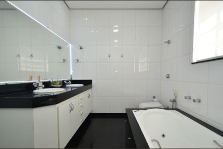 Casa à venda com 330m², 4 quartos e 3 vagas Casa à venda com 330m², 4 quartos e 3 vagasBanheiro suite Master