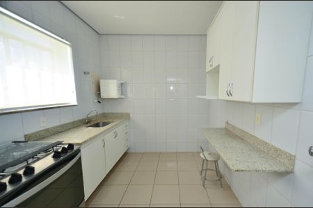 Casa à venda com 330m², 4 quartos e 3 vagas Casa à venda com 330m², 4 quartos e 3 vagasCozinha