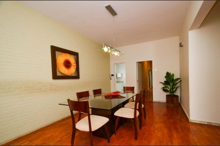 Casa à venda com 330m², 4 quartos e 3 vagas Casa à venda com 330m², 4 quartos e 3 vagasSala jantar