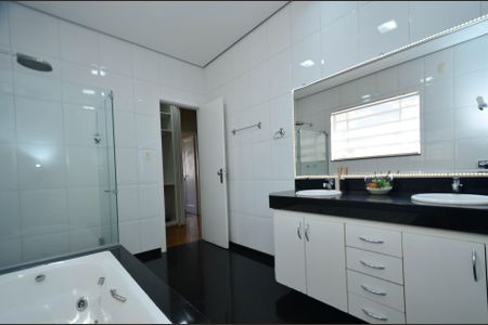 Casa à venda com 330m², 4 quartos e 3 vagas Casa à venda com 330m², 4 quartos e 3 vagasBanheiro suite Master