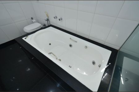 Casa à venda com 330m², 4 quartos e 3 vagas Casa à venda com 330m², 4 quartos e 3 vagasBanheiro suite Master