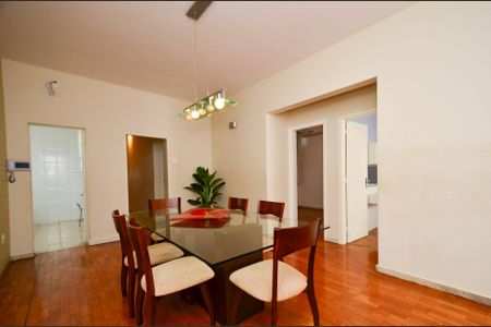 Casa à venda com 330m², 4 quartos e 3 vagas Casa à venda com 330m², 4 quartos e 3 vagasSala jantar