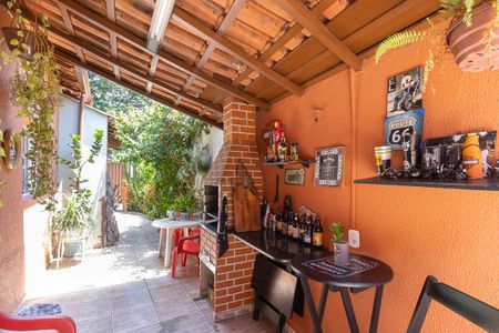 Casa à venda com 172m², 2 quartos e 2 vagas Casa à venda com 172m², 2 quartos e 2 vagasQuintal com churrasqueira