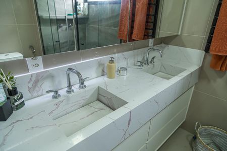 Apartamento à venda com 186m², 3 quartos e 2 vagas Apartamento à venda com 186m², 3 quartos e 2 vagasBanheiro da Suíte 3 - Pia